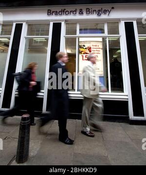 Les gens passent devant un Bradford & Bingley,direction Trinity Street, Cambridge. maintenant partie du groupe Santander. Banque D'Images