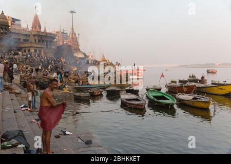 La quantité de bois est utilisée pour vendre pour la cérémonie de crémation près de Burning Ghat à Varanasi, en Inde près de Ganges Banque D'Images