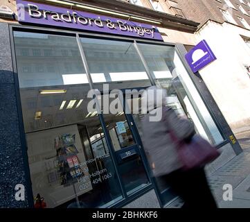 Les gens passent devant un Bradford & Bingley, High Holborn, Londres. Aujourd'hui partie du groupe Santander Banque D'Images