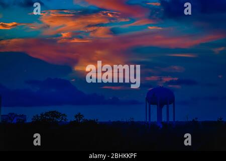 Magnifique coucher de soleil coloré sur la ville de Biloxi Mississippi Banque D'Images