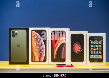 Paris, France - 26 avril 2020: Rangée de cartes de paquets multiples d'Apple Computers iPhone Smartphpones à partir de l'iPhone 3 gs, se 2016, se 2020, XS et 11 Pro Banque D'Images