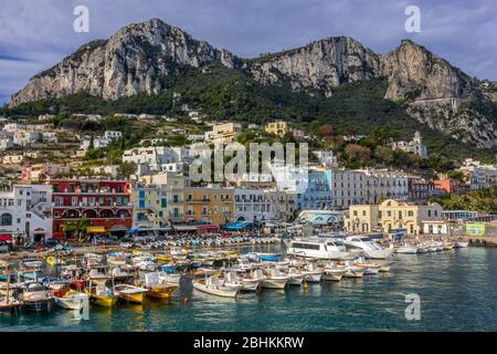 Port coloré de l'île de Capri en Italie. J'ai pris le premier ferry de Naples à l'île de Capri. En tant qu'étranger en Italie, je ne m'attendais pas à trouver si exotique Banque D'Images