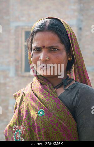 Portrait d'une femme travaillant dans un chantier urbain Banque D'Images