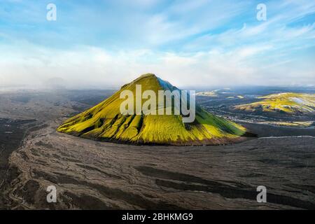 Montagne de Maelifell dans les Highlands d'Islande, post traité en HDR Banque D'Images