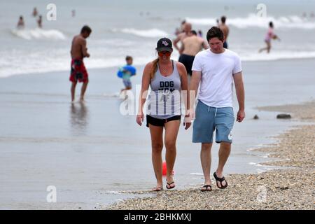 Kennedy Space Center, États-Unis. 26 avril 2020. Quelques minutes de Central Florida se promener le dimanche 26 avril 2020 le long du surf près de Cocoa Beach, en Floride. L'État de Floride a commencé à ouvrir ses plages au grand public, car la menace du virus Covid-19 commence à se faire subside. Photo de Joe Marino/UPI crédit: UPI/Alay Live News Banque D'Images