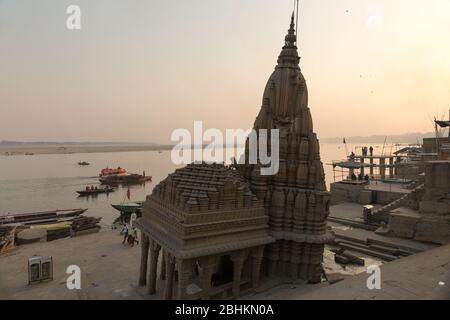 Vieux temple sculpté en pierre sur la rive de la rivière Ganges à Varanasi, Inde Banque D'Images