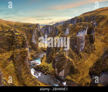 Fjadrargljufur Canyon dans le sud de l'Islande pendant le coucher du soleil, post traité en HDR Banque D'Images