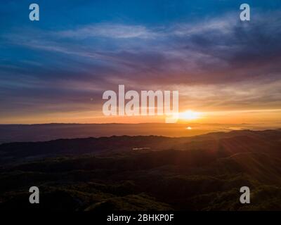 San Jose, Californie, États-Unis. 25 avril 2020. Un coucher de soleil depuis le sommet du mont Hamilton, dans la Diablo Range, à l'est de San José, en Californie, aux États-Unis, a donné une vue à couper le souffle le samedi 25 avril 2020, vu près de Lick Observatory. Crédit: Marty Bicek/ZUMA Wire/Alay Live News Banque D'Images