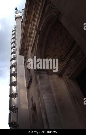 La Lloyds Buliding sur Lime Street dans la ville de Londres. La reconception actuelle (par Richard Rogers) a été commandée par Lloyds en 1978. Banque D'Images