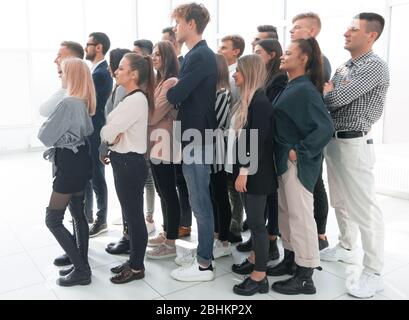 groupe de jeunes divers debout ensemble et regardant vers l'avenir Banque D'Images