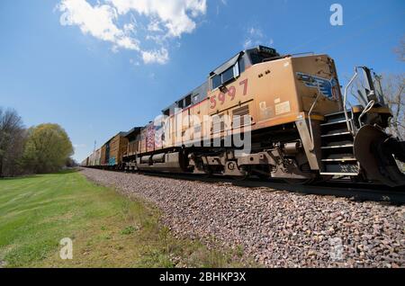 Genève, Illinois, États-Unis. Une locomotive d'aide coupée dans le train intermédiaire aide à alimenter un train de marchandises lors d'un trajet vers l'ouest depuis Chicago. Banque D'Images