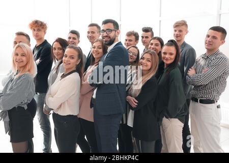 groupe de jeunes divers debout ensemble et regardant vers l'avenir Banque D'Images