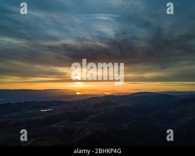 San Jose, Californie, États-Unis. 25 avril 2020. Un coucher de soleil depuis le sommet du mont Hamilton, dans la Diablo Range, à l'est de San José, en Californie, aux États-Unis, a donné une vue à couper le souffle le samedi 25 avril 2020, vu près de Lick Observatory. Crédit: Marty Bicek/ZUMA Wire/Alay Live News Banque D'Images