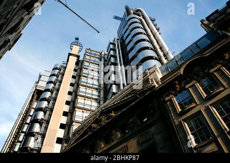 La Lloyds Buliding sur Lime Street dans la ville de Londres. La reconception actuelle (par Richard Rogers) a été commandée par Lloyds en 1978. Banque D'Images