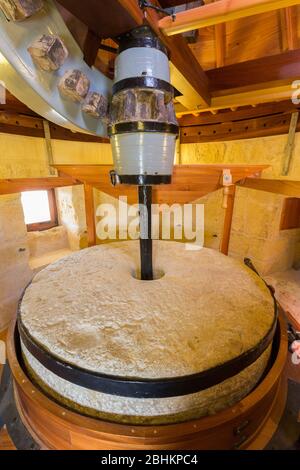 Millstone et mécanisme à l'intérieur du moulin à vent Ta' Kola, Xaghra, Gozo Banque D'Images