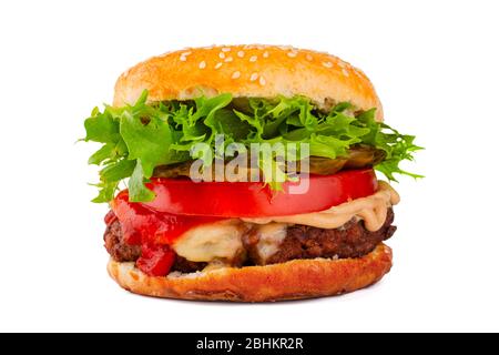 Un grand hamburger classique haut cheeseburger isolé sur fond blanc Banque D'Images