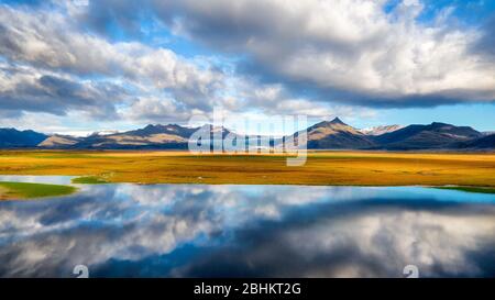 Lac réfléchissant sur la côte sud de l'Islande, post traité en HDR