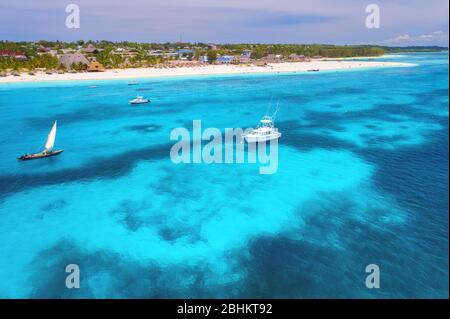 Vue aérienne de yachts et bateaux sur la côte de la mer tropicale en été Banque D'Images