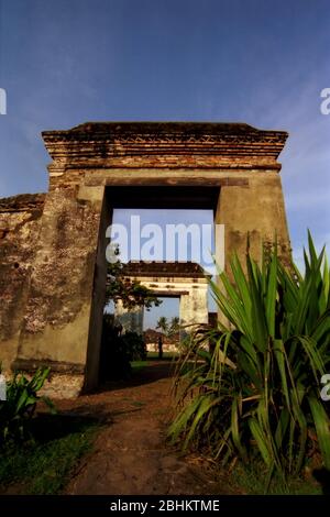 Les structures de porte du Palais Kaibon en ruines, un site du patrimoine culturel de la période du Sultanat de Banten situé dans le Vieux Banten, Serang, Banten, Indonésie. Banque D'Images