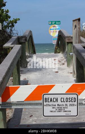 Barricade bloquant l'accès au Pass-a-grille (St. Pete Beach) fermé en raison de la COVID-19 - Pass-a-grille (St. Pete Beach), comté de Pinellas, Floride Banque D'Images