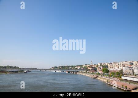 Vue de la banque du fleuve Sava à Belgrade. Une église cathédrale orthodoxe peut être vu sur la droite, la forteresse de Kalemegdan sur l'arrière-plan, et plus brankov br Banque D'Images