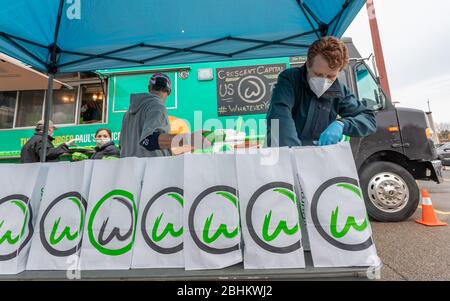 24 avril 2020, Norwood, Massachusetts, États-Unis: Le représentant américain Joe Kennedy III (D-ma) se préparant avec le personnel des hamburgers de Whalburgers pour distribuer des repas aux membres de Teamsters local 25 qui conduisent pour UPS, en dehors d'UPS Norwood. Whalburgers est la propriété du Chef Paul Wahlberg, frère de Donnie et de Mark Wahlberg. Banque D'Images