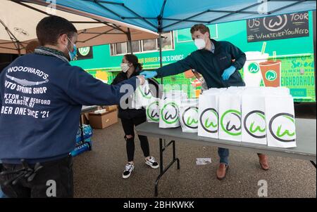 24 avril 2020, Norwood, Massachusetts, États-Unis: Le représentant américain Joe Kennedy III (D-ma) distribue un repas gratuit avec des hamburgers aux Teamsters local 25 qui conduisent pour UPS, en dehors d'UPS Norwood. Whalburgers est la propriété du Chef Paul Wahlberg, frère de Donnie et de Mark Wahlberg. Banque D'Images