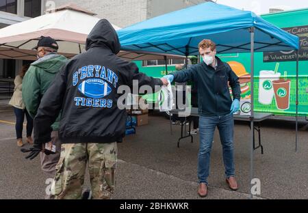 24 avril 2020, Norwood, Massachusetts, États-Unis: Le représentant américain Joe Kennedy III (D-ma) distribue un repas gratuit avec des hamburgers aux Teamsters local 25 qui conduisent pour UPS, en dehors d'UPS Norwood. Whalburgers est la propriété du Chef Paul Wahlberg, frère de Donnie et de Mark Wahlberg. Banque D'Images