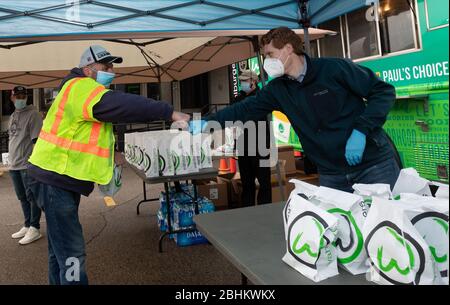 24 avril 2020, Norwood, Massachusetts, États-Unis: Le représentant américain Joe Kennedy III (D-ma) distribue un repas gratuit avec des hamburgers aux Teamsters local 25 qui conduisent pour UPS, en dehors d'UPS Norwood. Whalburgers est la propriété du Chef Paul Wahlberg, frère de Donnie et de Mark Wahlberg. Banque D'Images