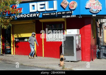 New York City, New York, États-Unis. 27 janvier 2018. PHOTO DU DOSSIER: Bodegas sont de petits magasins de proximité exploités par des immigrants et des familles omniprésents dans tous les quartiers urbains et intérieurs de la ville qui sont souvent classés comme déserts alimentaires et est la seule option de shopping pour de nombreuses familles. La plupart sont ouverts 24 heures au service du quartier des résidents économiquement handicapés offrant une variété d'aliments et de produits. Crédit: G. Ronald Lopez/ZUMA Wire/Alay Live News Banque D'Images