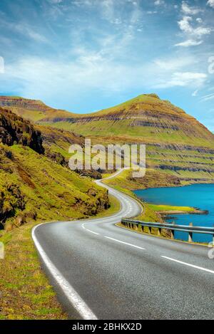 Bendy Coastal Road sur les îles Féroé, post traité en HDR Banque D'Images