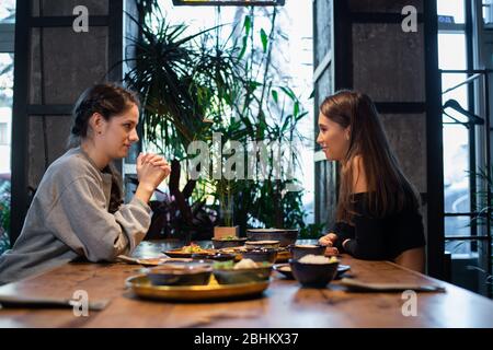 Deux jolies jeunes filles qui proposent une cuisine thaïlandaise ou asiatique. Banque D'Images