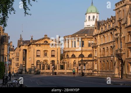 Broad Street, Oxford, normalement occupé, est déserté pendant la pandémie du coronavirus (Covid-19), le 2020 avril, sauf pour un coureur solitaire Banque D'Images