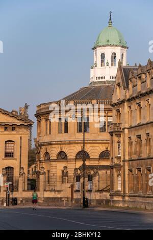 Broad Street, Oxford, normalement occupé, est déserté pendant la pandémie du coronavirus (Covid-19), le 2020 avril, sauf pour un coureur solitaire Banque D'Images