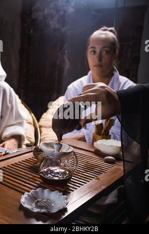 Cérémonie de thé après le sauna. Les filles en manteaux blancs boivent du thé chinois. Banque D'Images