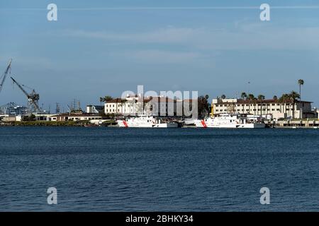 Los Angeles, CA/USA - 19 avril 2020: Les navires de la Garde côtière sont amarrés à la base de la Garde côtière américaine à terminal Island, dans le port de Los Angeles Banque D'Images