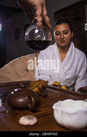 Cérémonie de thé après le sauna. Les filles en manteaux blancs boivent du thé chinois. Banque D'Images