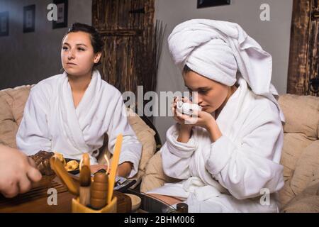 Cérémonie de thé après le sauna. Les filles en manteaux blancs boivent du thé chinois. Banque D'Images