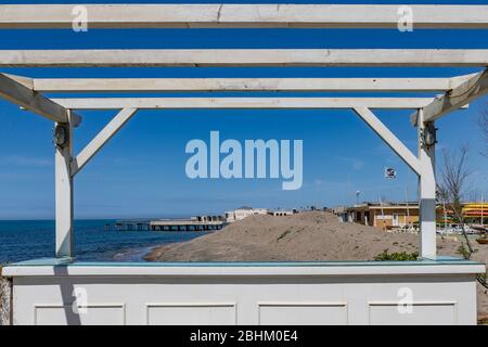 Rome, Italie. 27 avril 2020. Un comptoir de bar vide d'un restaurant fermé sur la plage. Les gestionnaires des stations balnéaires se préparent à redémarrer l'activité à Ostia, après le verrouillage national pendant l'urgence Coronavirus Covid-19 (photo par Davide Fracassi/Pacific Press) crédit: Pacific Press Agency/Alay Live News Banque D'Images