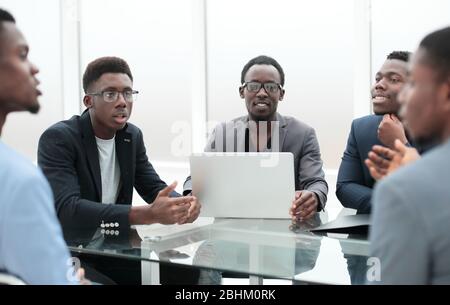 l'équipe d'affaires discute de nouvelles idées lors d'une réunion de bureau . Banque D'Images