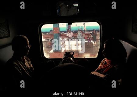 Cabine passager, car-couchette, d'un service de train des chemins de fer indiens. Photographié à la gare de New Delhi, New Delhi, Inde. Banque D'Images