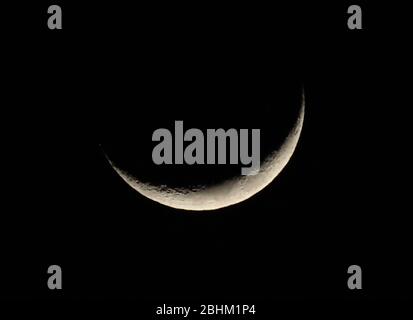 Amman. 26 avril 2020. La photo prise le 26 avril 2020 montre une lune de croissant dans le ciel pendant le mois Saint du Ramadan à Amman, Jordanie. Crédit: Mohammad Abu Ghosh/Xinhua/Alay Live News Banque D'Images