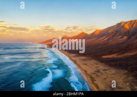 Plage de Cofete sur la pointe sud de Fuerteventura pendant le coucher du soleil, post traité en HDR Banque D'Images