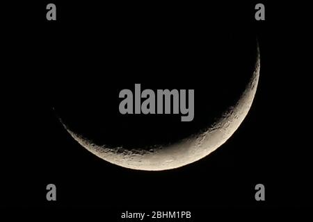 Amman. 26 avril 2020. La photo prise le 26 avril 2020 montre une lune de croissant dans le ciel pendant le mois Saint du Ramadan à Amman, Jordanie. Crédit: Mohammad Abu Ghosh/Xinhua/Alay Live News Banque D'Images