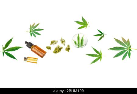 Assortiment de produits de cannabis médical CBD et huiles de THC lotion sur les boutons de fleurs isolés sur blanc Banque D'Images