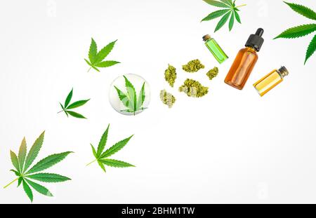 Assortiment de produits de cannabis médical CBD et huiles de THC lotion sur les boutons de fleurs isolés sur blanc Banque D'Images