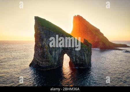 Drangarnir Rocks au coucher du soleil dans les îles Féroé, Danemark, poste traité en HDR Banque D'Images