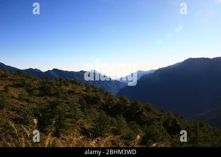 Vue ensoleillée sur le sentier Hehuan North Peak à Nantou, Taiwan Banque D'Images