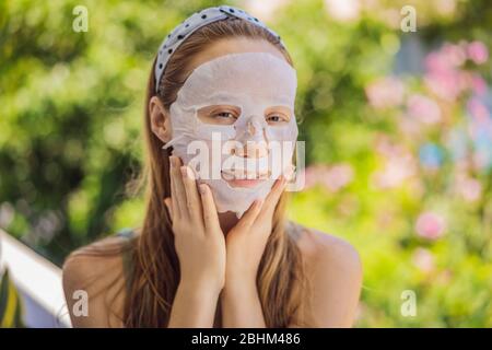 Jeune femme rousse feuille masque du visage. Beauté et soin de peau Concept Banque D'Images