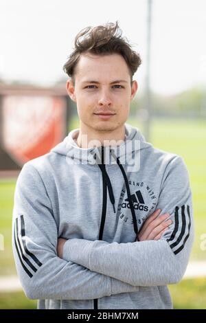 21 avril 2020, Bavaria, Kirchheim Bei München: Luca Beckenbauer, joueur de football de SV Heimstetten, regarde dans la caméra devant le terrain d'entraînement du club. Le quatrième joueur de la ligue de 19 ans est le petit-fils de la légende du football Franz Beckenbauer. Photo : Matthias Balk/dpa Banque D'Images